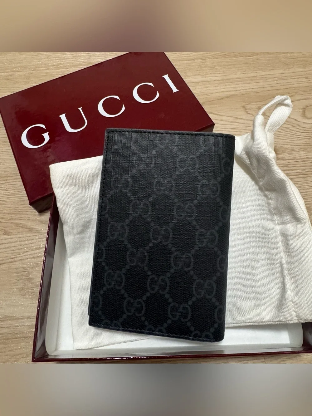 Gucci AUTHENTIC GG Supreme Passport Cover case NEW